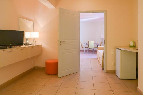 费拉中庭别墅酒店的一间房间,设有通往卧室的门