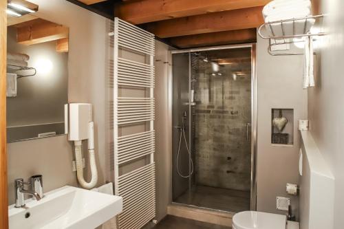特雷维索罗坎达庞特丹住宿加早餐旅馆的带淋浴、盥洗盆和卫生间的浴室