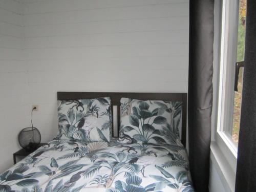 ResteigneLe Petit Chalet的一间卧室配有蓝色和白色床单