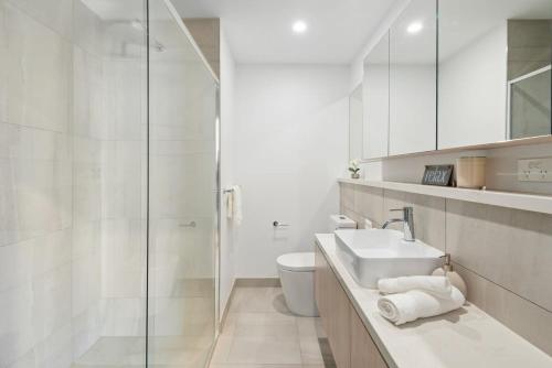 伯伍德Stylish and Convenient Two Bedroom Apartment的白色的浴室设有水槽和卫生间。