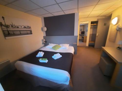 维特雷勒敏诺特尔酒店的酒店客房,配有带毛巾的床