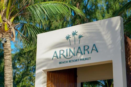 邦涛海滩Arinara Beach Resort Phuket - SHA Extra Plus的棕榈树海滩度假村的标志