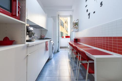 罗马简易住宿加早餐旅馆的厨房的墙壁上铺有红色和白色的瓷砖。