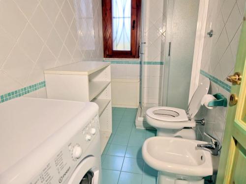 维拉西米乌斯La Terrazza的白色的浴室设有卫生间和水槽。