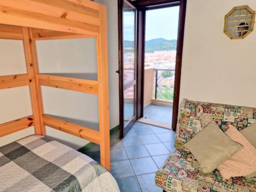 维拉西米乌斯La Terrazza的带沙发和窗户的客厅
