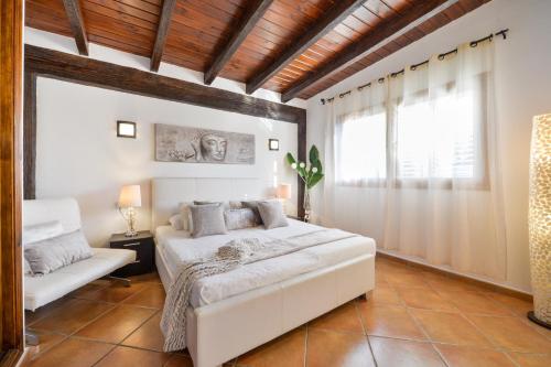 Sant Francesc de s'EstanyVilla Marissa - Ibiza的卧室配有白色的床和窗户。