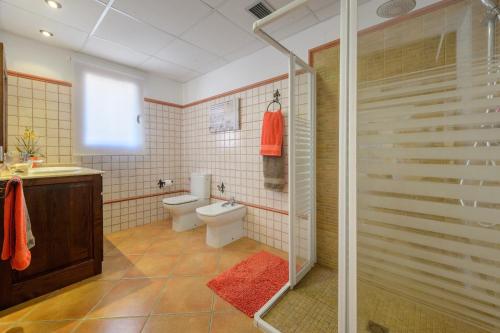 Sant Francesc de s'EstanyVilla Marissa - Ibiza的浴室配有卫生间、盥洗盆和淋浴。