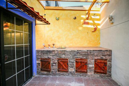奇瓦瓦Wide Family or for Business House in Chihuahua的浴室设有红色的门,墙上设有水槽