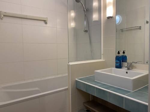 佩罗斯-吉雷克Appartement Perros-Guirec, 2 pièces, 4 personnes - FR-1-368-403的白色的浴室设有水槽和淋浴。