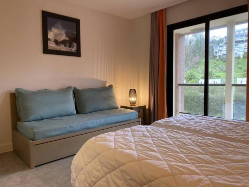 佩罗斯-吉雷克Appartement Perros-Guirec, 2 pièces, 4 personnes - FR-1-368-403的一间卧室设有一张床和一个窗口