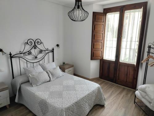 贝尔蒙特Apartamento rural "El Albarelo"的一间卧室配有一张床,铺有木地板