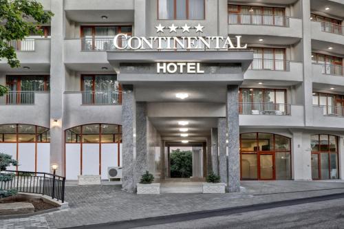 金沙Hotel Continental的带有读取大陆酒店标志的酒店