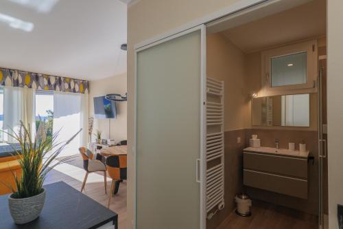 吉法Studio-Apartments La Selva的一间带水槽和镜子的小浴室