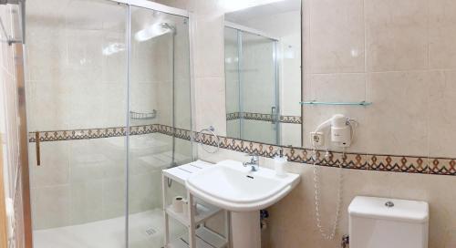 埃斯特里-德阿内乌Apartamento Casovall的一间带水槽、淋浴和卫生间的浴室