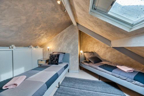瓦勒德勒伊Amélie - Votre F5 avec place de stationnement的小型客房 - 带2张床和窗户