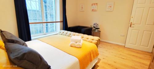 伦敦Lilac at Hammersmith的一间卧室配有一张床,床上有毛巾