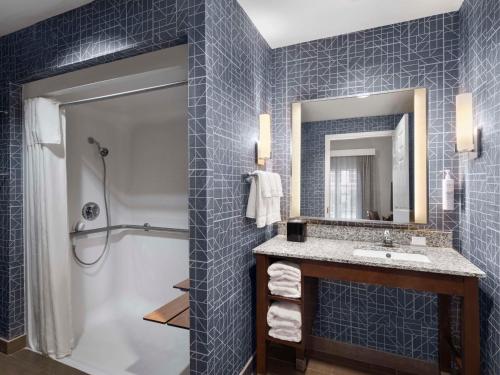 哥伦布哥伦布机场惠庭套房酒店的带淋浴、盥洗盆和镜子的浴室