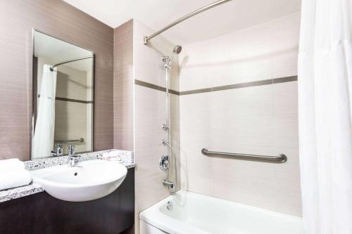 渥太华渥太华里多华美达酒店的一间带水槽和淋浴的浴室