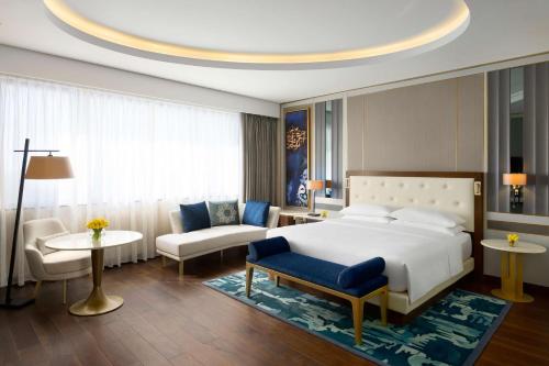 阿可贺巴Grand Hyatt Al Khobar Hotel and Residences的一间卧室设有一张床和一间客厅。