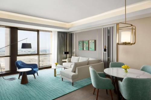 阿可贺巴Grand Hyatt Al Khobar Hotel and Residences的客厅配有沙发和桌椅