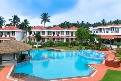 坎撒林Heritage Village Resort & Spa Goa的度假村游泳池的图片