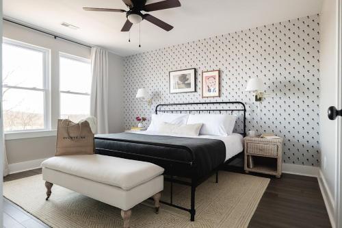 纳什维尔Chesney Rhett by AvantStay Sleeps 20 Spacious Home w Southern Flare的一间卧室配有一张床、一把椅子和吊扇