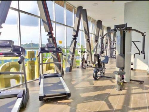 加影NuurAz Residensi Adelia 2, Bangi Avenue, Free wifi, Pool的大楼内带跑步机和机器的健身房