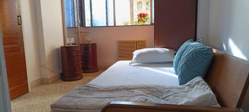 孟买SEAVIEW Room Bandra W Bandstand Nr Taj WOMEN ONLY的一间卧室设有一张床和一个窗口