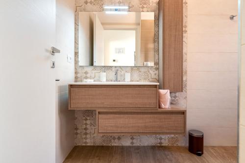 布林迪西Casadamare Salento的一间带水槽和镜子的浴室