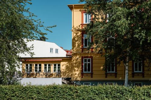 林雪平林柯平弗缇塔公园酒店的前面有树的黄色建筑