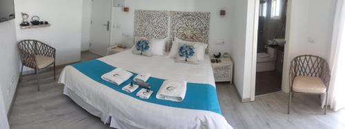 El Pinar del HierroLua Hotel Boutique的一间卧室配有带毛巾的床