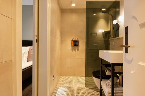 哥本哈根安妮酒店的带淋浴、卫生间和盥洗盆的浴室