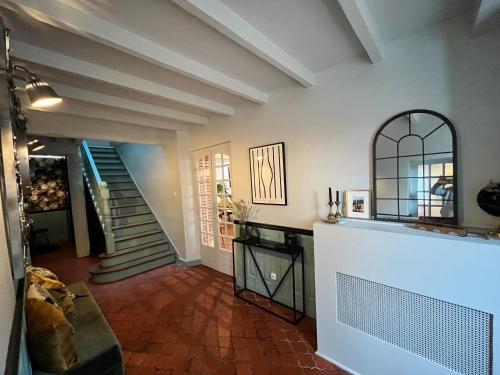 Mirepoix-sur-TarnVilla Jeanne&Clems的一间带楼梯和楼梯间的客厅