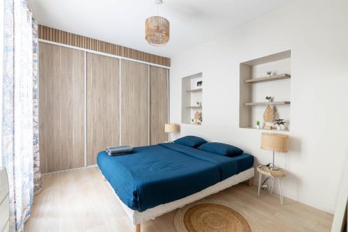 巴黎Luxurious 1 Bedroom Quartier de la Bastille Free Netflix的一间白色客房内的蓝色床卧室