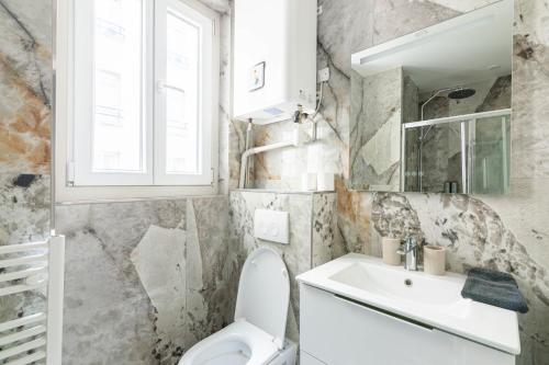 巴黎Luxurious 1 Bedroom Quartier de la Bastille Free Netflix的一间带卫生间和水槽的浴室