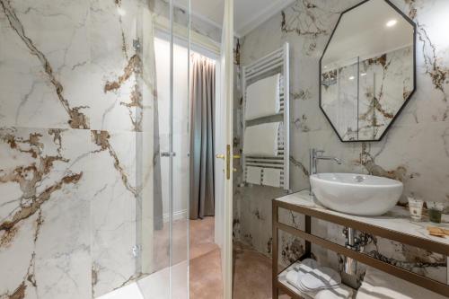威尼斯阿卡酒店的一间带水槽和淋浴的浴室