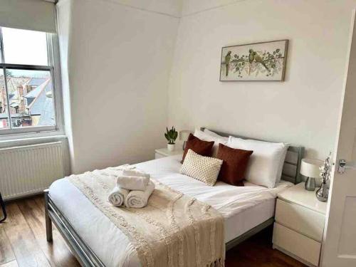 伦敦One Bed Apartment- Muswell Hill的窗户客房内的一张白色床