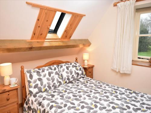 2 Bed in Cirencester CC094的一间卧室设有一张床和一个窗口
