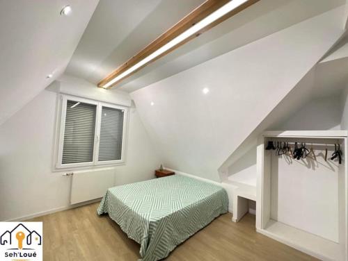 圣布里厄Evasion的白色的卧室设有床和窗户