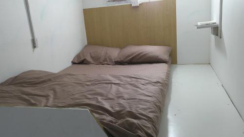 迪拜Ruby Star Hostel Loft Bed 21的小房间的小床
