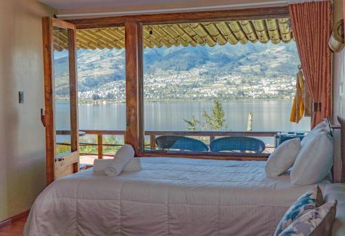 奥塔瓦洛Campo Lago Hospedaje的一间卧室设有大窗户,享有水景