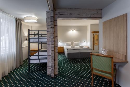 普雷代亚尔Eden 3 & Eden 4的酒店客房配有一张床和双层床。