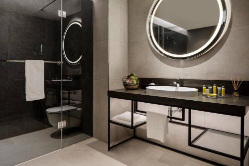 约翰内斯堡Marriott Executive Apartments Johannesburg, Melrose Arch的一间带水槽和镜子的浴室