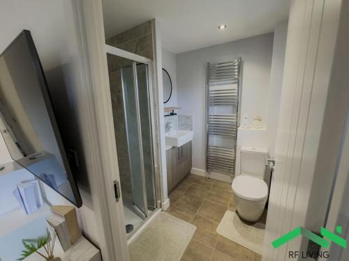New WalthamNa Private Room Private Bathroom in New Waltham Na的一间带卫生间和玻璃淋浴间的浴室