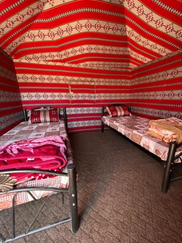 瓦迪拉姆Wadi rum Bedouin Experience的一间设有红色和白色墙壁的房间