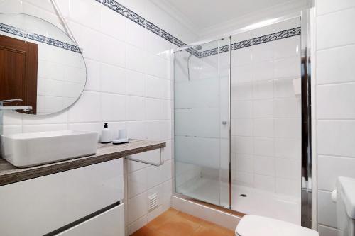 波尔蒂芒Apartamento Mar a Vista的带淋浴和盥洗盆的白色浴室