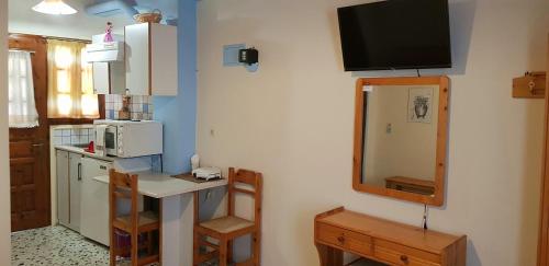 阿基奥斯基利考斯Iasonas Rooms的一间带柜台和微波炉的小厨房