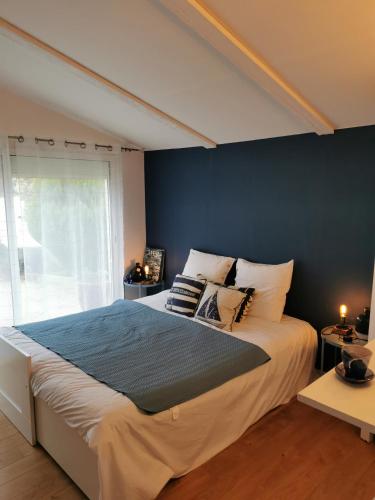 圣佩赖Le Refuge de Manou的一间卧室设有一张蓝色墙壁的大床