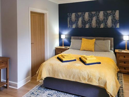 梅瑟蒂德菲尔1 Bed in Aberdare 82906的一间卧室配有一张床,上面有两条毛巾