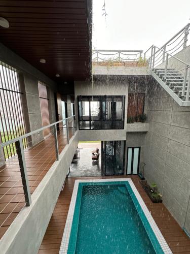 波德申Villa AZJA PD的一座带楼梯的建筑中的室内游泳池